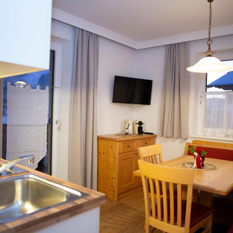 Appartement-Gästehaus Ursula - Apartment mit 2 Schlafzimmern und Balkon - 10
