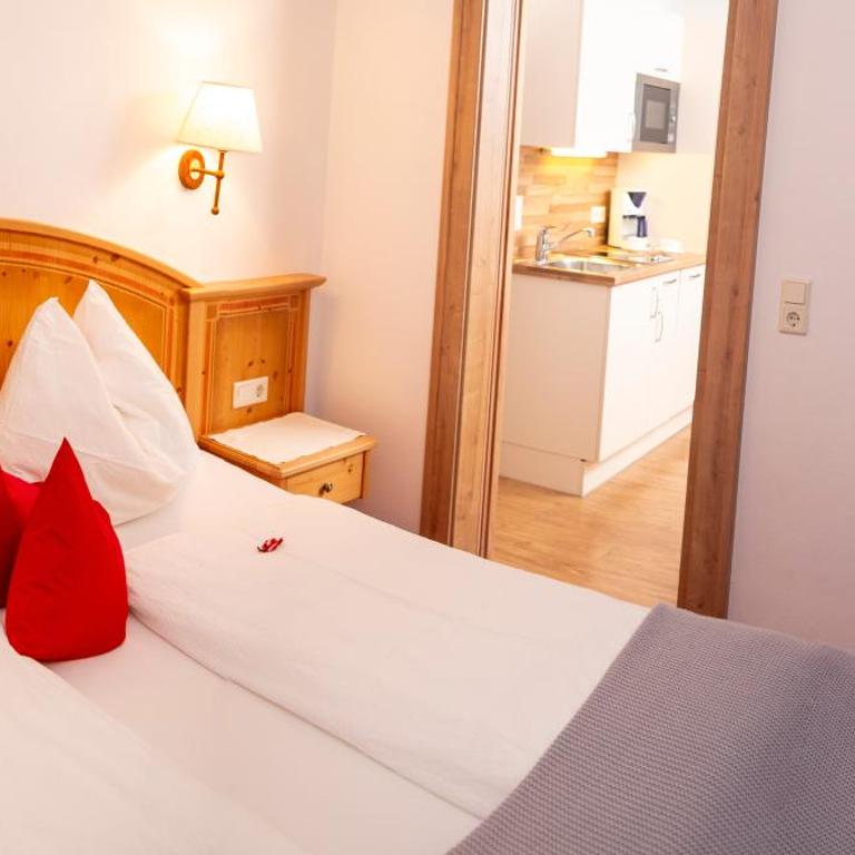 Appartement-Gästehaus Ursula - Apartment mit 2 Schlafzimmern und Balkon - 12
