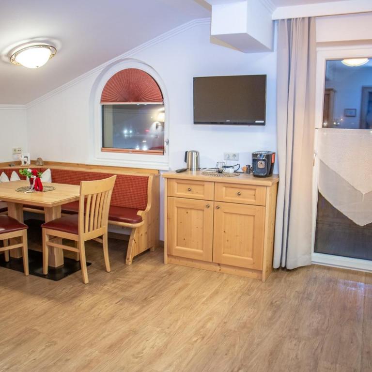 Appartement-Gästehaus Ursula - Apartment mit 1 Schlafzimmer und Balkon - 4