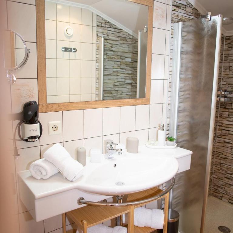 Appartement-Gästehaus Ursula - Apartment mit 1 Schlafzimmer und Balkon - 9