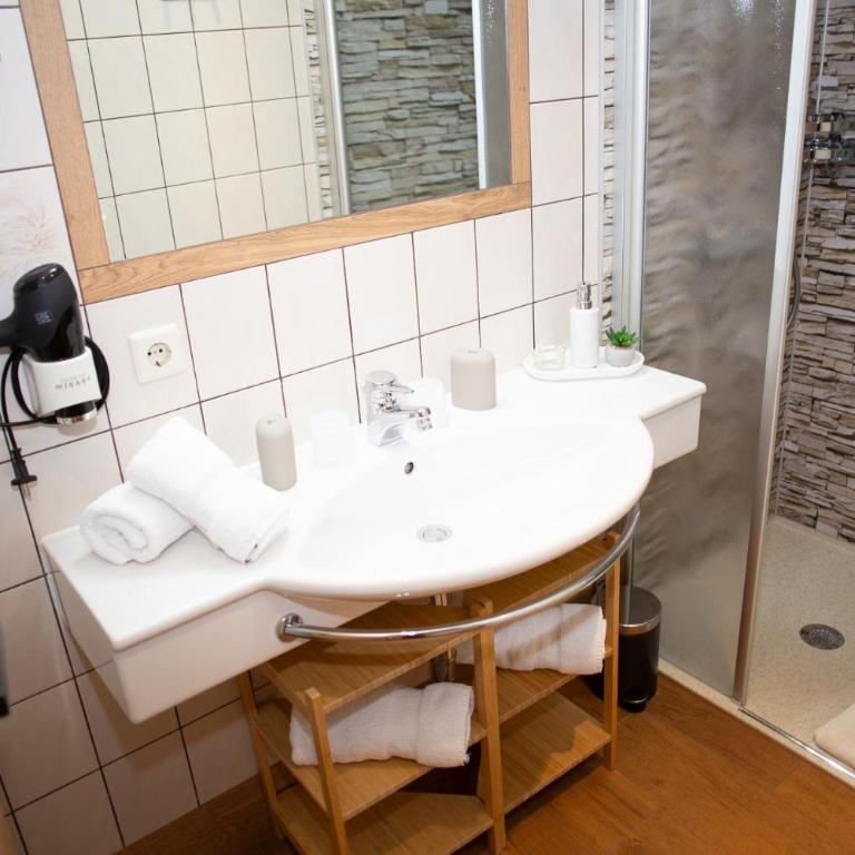 Appartement-Gästehaus Ursula - Apartment mit 1 Schlafzimmer und Balkon - 10