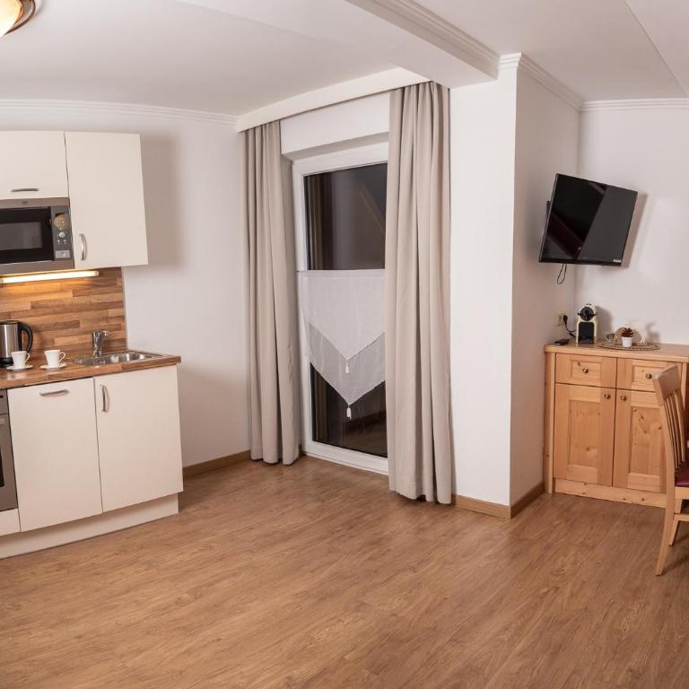 Appartement-Gästehaus Ursula - Apartment mit 1 Schlafzimmer und Balkon - 4