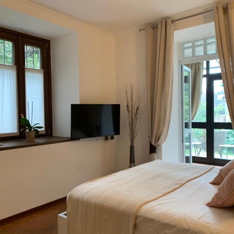 La Villa Como - Double Room with Private Bathroom - 4