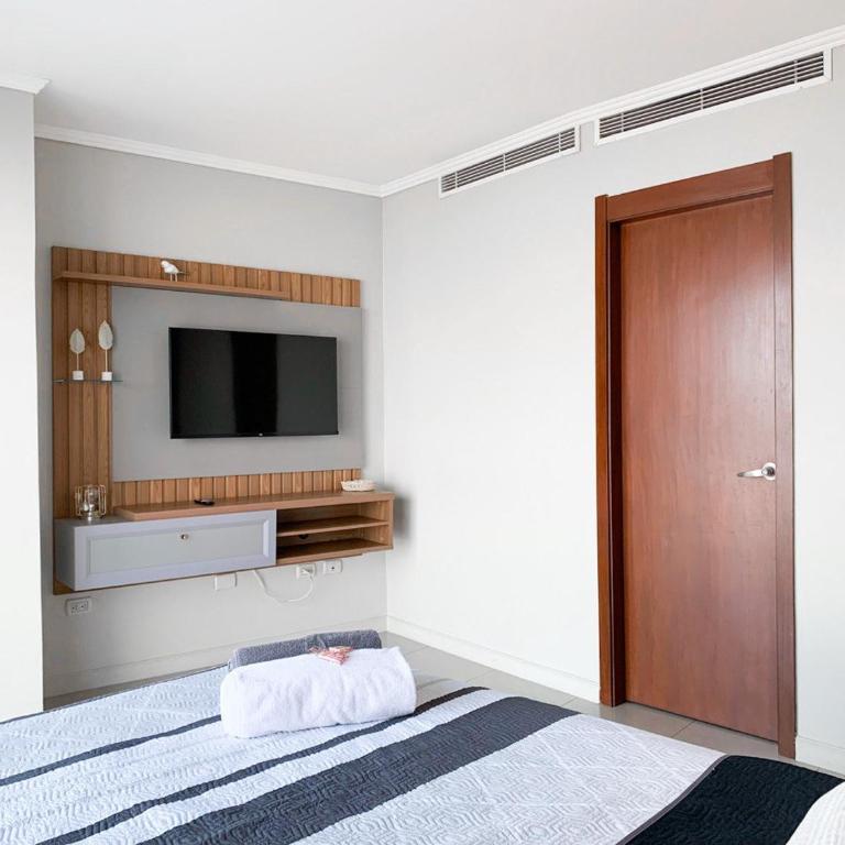 Suite con Jacuzzi y GYM en Puerto Santa Ana - One-Bedroom Apartment with River View - 3