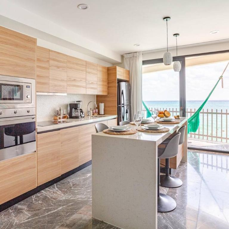 It Beach Condo - Two-Bedroom Apartment with Terrace and Sea View - 11