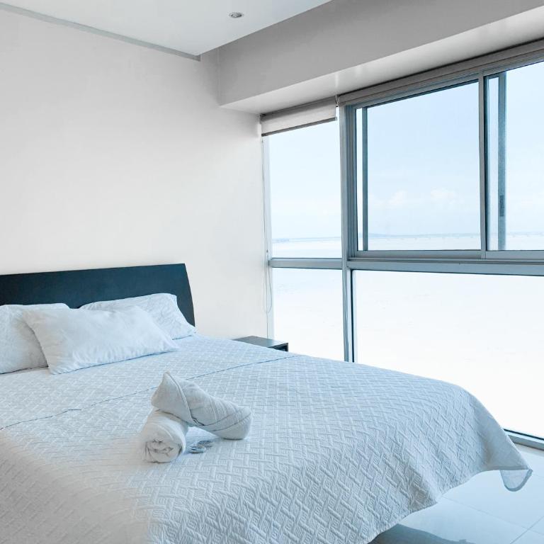 Departamento con Piscina, Jacuzzi y GYM - Two-Bedroom Apartment with River View - 11