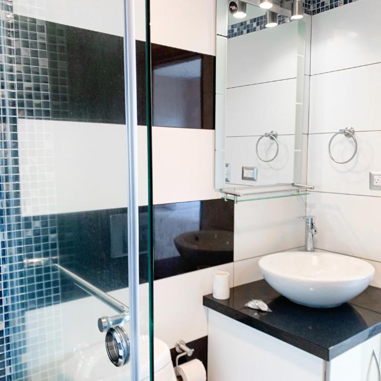 Departamento con Piscina, Jacuzzi y GYM - Two-Bedroom Apartment with River View - 41