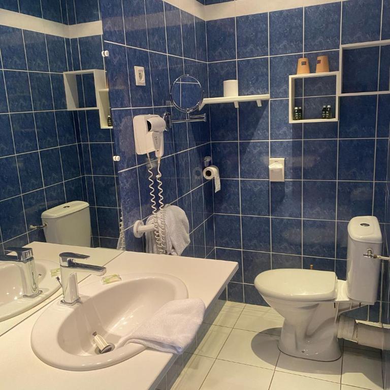 Logis Hôtel Restaurant LE MONARQUE 30 Parking Vélos Sécurisé - Chambre Lits Jumeaux avec Salle de Bains Privative - 1