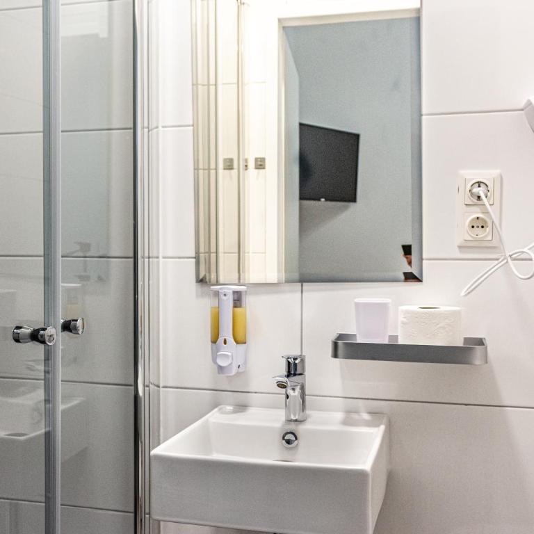 Hotel Central Linz - 24h Self-Check-in - Deluxe Doppel-/Zweibettzimmer - 1
