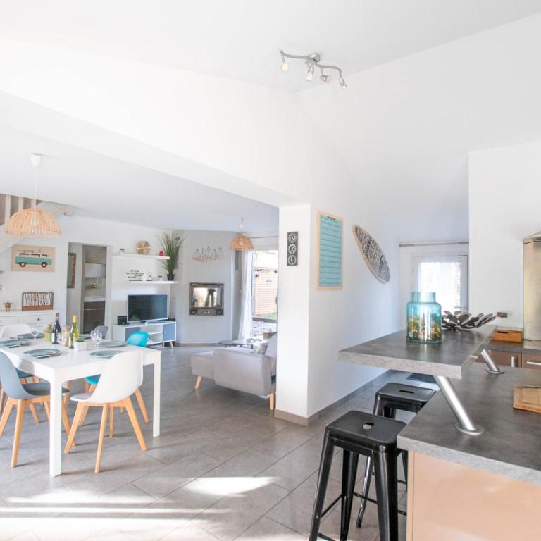 Villa Namibia - Jacuzzie - 500m Plage et Lac - Four-Bedroom House - 6