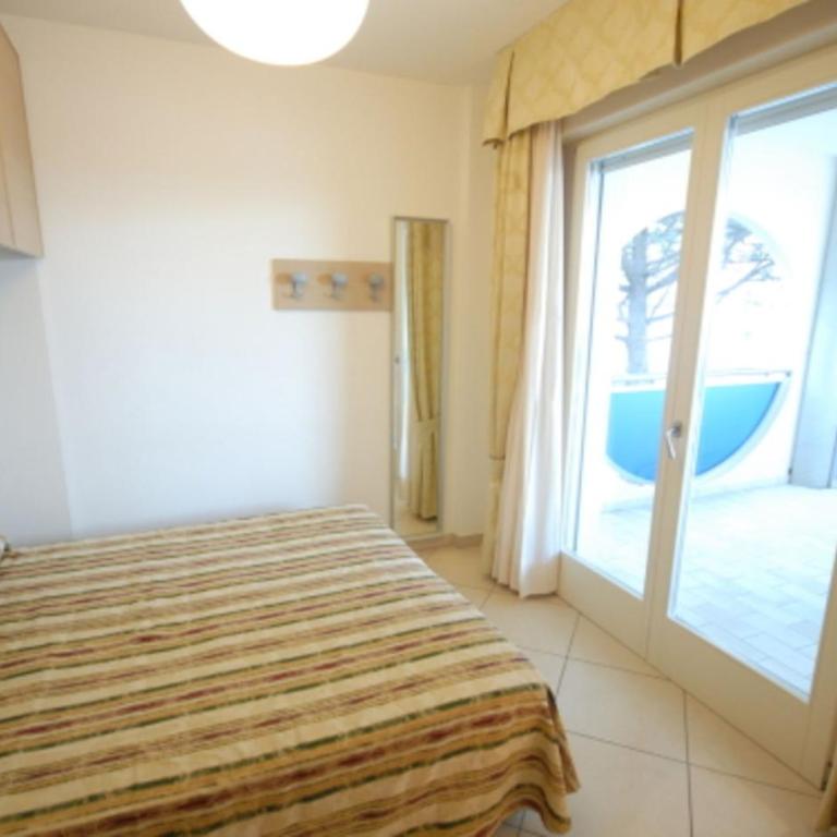 Charming beachfront apartment with a bright terrace - Apartment - 1