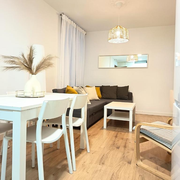 Apartamento moderno junto a Plaza Toros y Hospitales con Parking bajo petición - Three-Bedroom Apartment - 9
