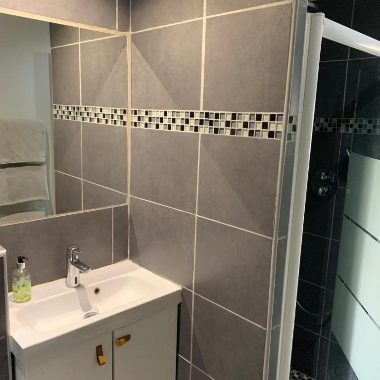 NEW renovated spacious 2 BR Apt AC 300m from Beach - Appartamento - 26