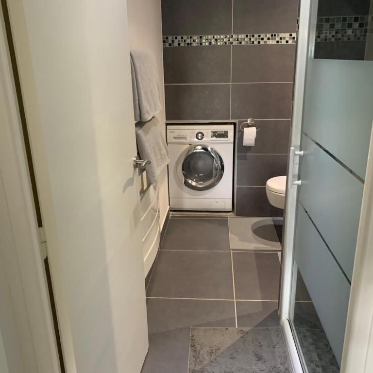 NEW renovated spacious 2 BR Apt AC 300m from Beach - Appartamento - 25