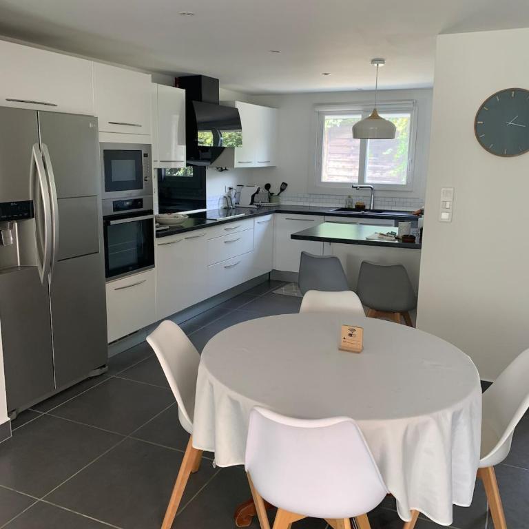NEW renovated spacious 2 BR Apt AC 300m from Beach - Appartamento - 14