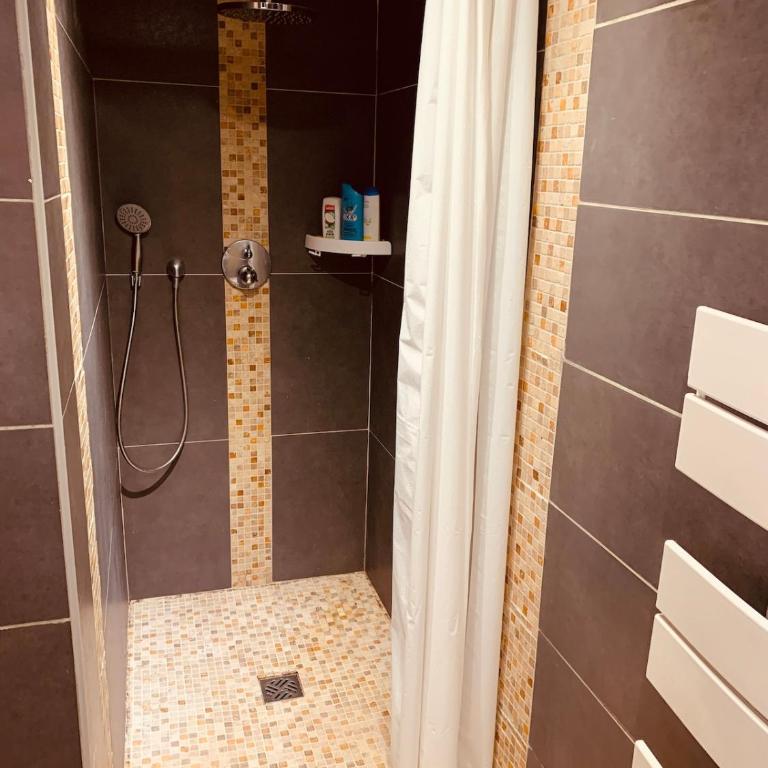 NEW renovated spacious 2 BR Apt AC 300m from Beach - Appartamento - 30