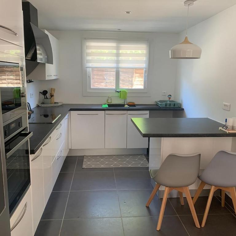 NEW renovated spacious 2 BR Apt AC 300m from Beach - Appartamento - 8