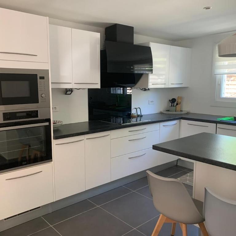 NEW renovated spacious 2 BR Apt AC 300m from Beach - Appartamento - 10