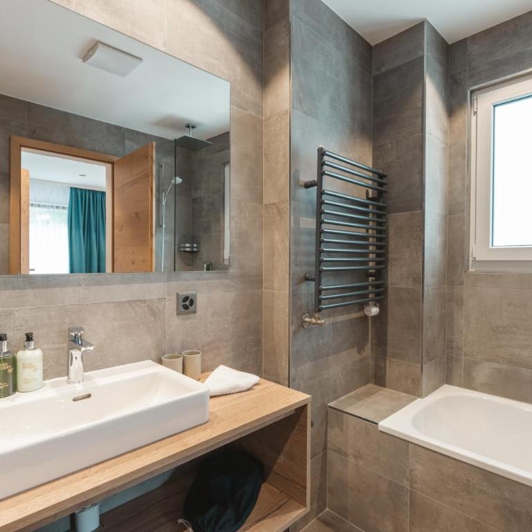 Alpen Resort - Spa & Dining - Familiensuite mit 2 Schlafzimmern und Gartenterrasse - 3