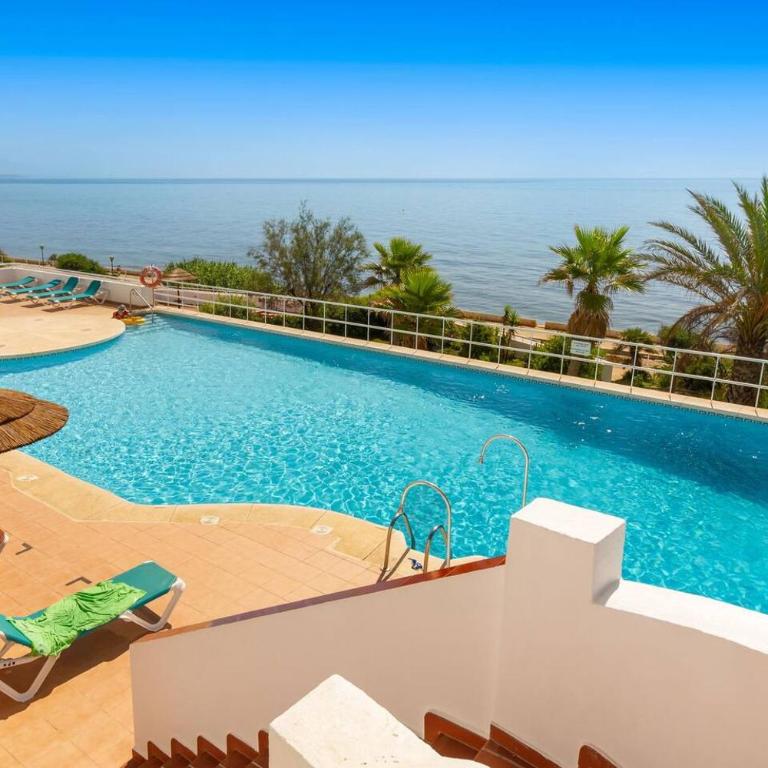 Large Beachfront Apartment - Three-Bedroom Apartment - 5