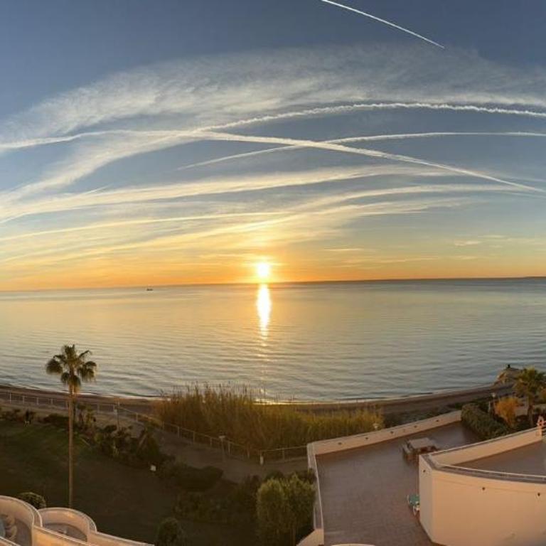 Large Beachfront Apartment - Three-Bedroom Apartment - 2