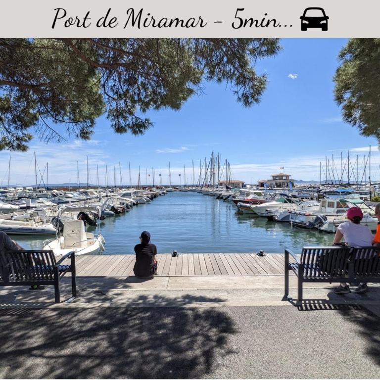 "OFFRE ANNIVERSARY GENIUS LONG SEJOUR" -- SPECIAL COUPLE -- CALME EN PLEIN COEUR DU VAR - Terrasse Sud - Lit Queen Size - Netflix - Climatisation & Wifi - Parking Privé -- A 2MIN CENTRE-VILLE et 6MIN MER & PORT - Apartamento de 1 dormitorio - 22