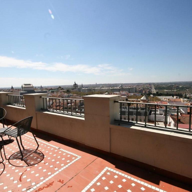 Ático en la Gran Vía con Terraza al Palacio Real - Three-Bedroom Apartment - 2