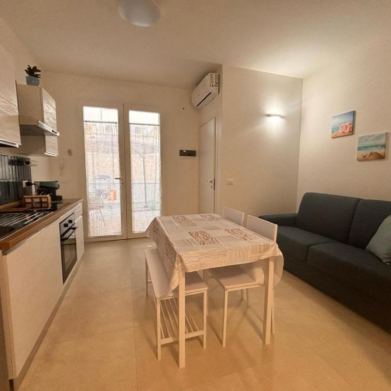Blue House Apartment - One-Bedroom House - 2