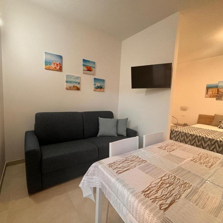 Blue House Apartment - One-Bedroom House - 3