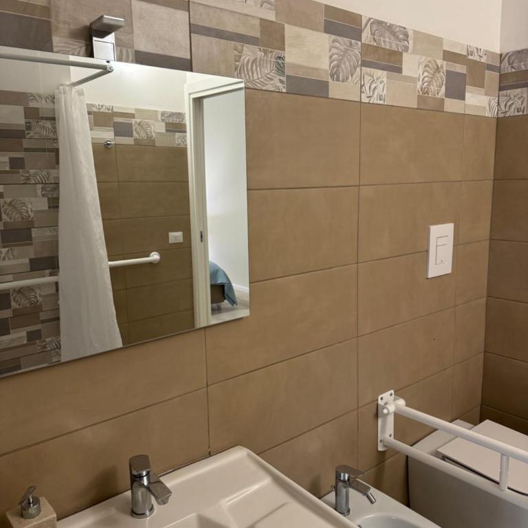 Dimora dei Vespri 2 - King Room with Roll-In Shower - Disability Access - 4