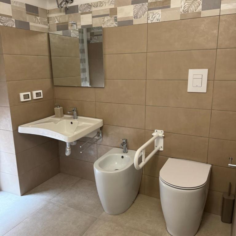 Dimora dei Vespri 2 - King Room with Roll-In Shower - Disability Access - 3