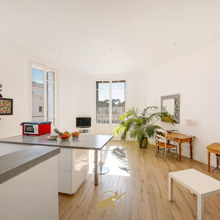 Spacieux T2 face à la Gare Hyères - Fibre - Park Gratuit Proche - Clim - Apartment mit 1 Schlafzimmer - 1
