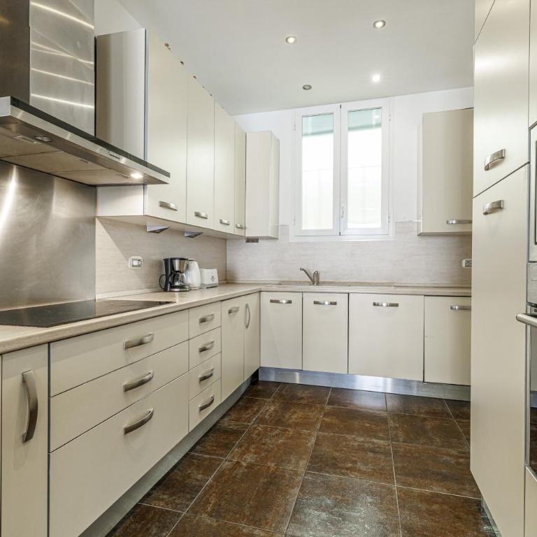 Saint Charles -parking-climatisation-centre ville - Three-Bedroom Apartment - 3