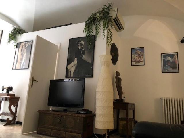 Elly's Loft - One-Bedroom Apartment - 32
