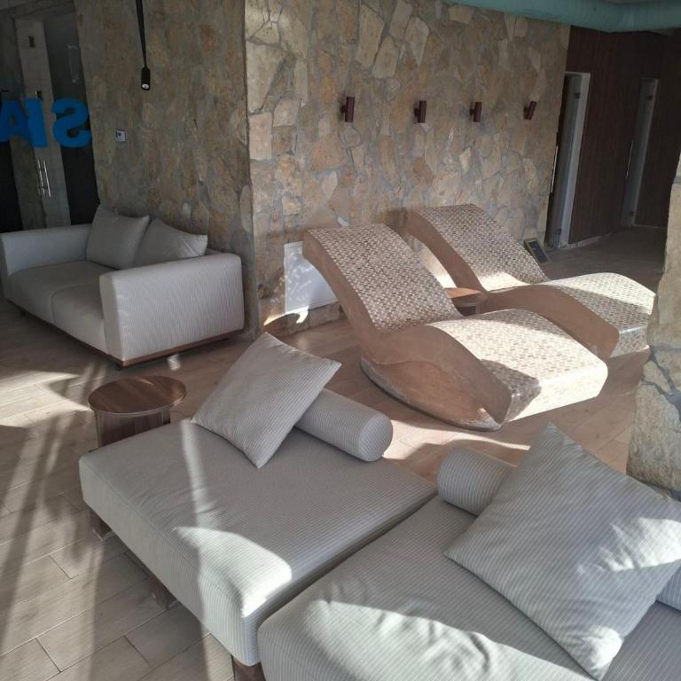 Hop Kop - Studio Apartment with Balcony - 28