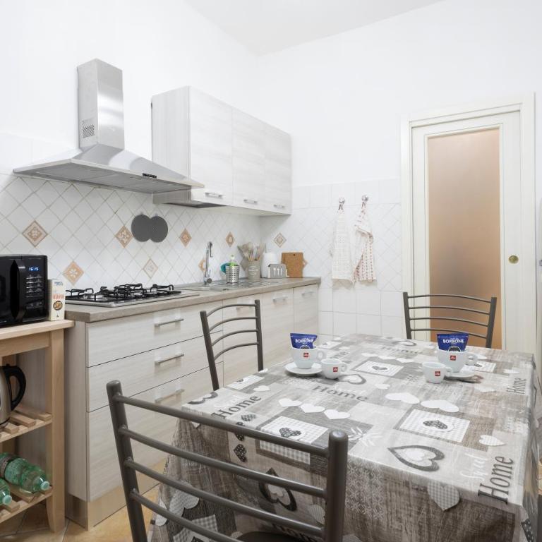 La Casa Di Alice - Two-Bedroom Apartment with Balcony - 17