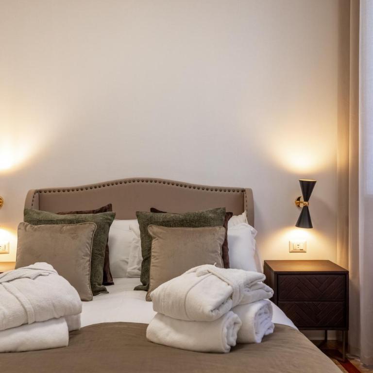 Amelie Suite Trevi - Camera Queen Deluxe - 19