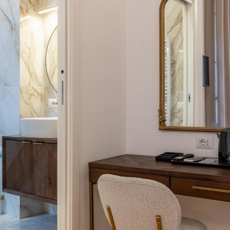 Amelie Suite Trevi - Camera King con Balcone - 9