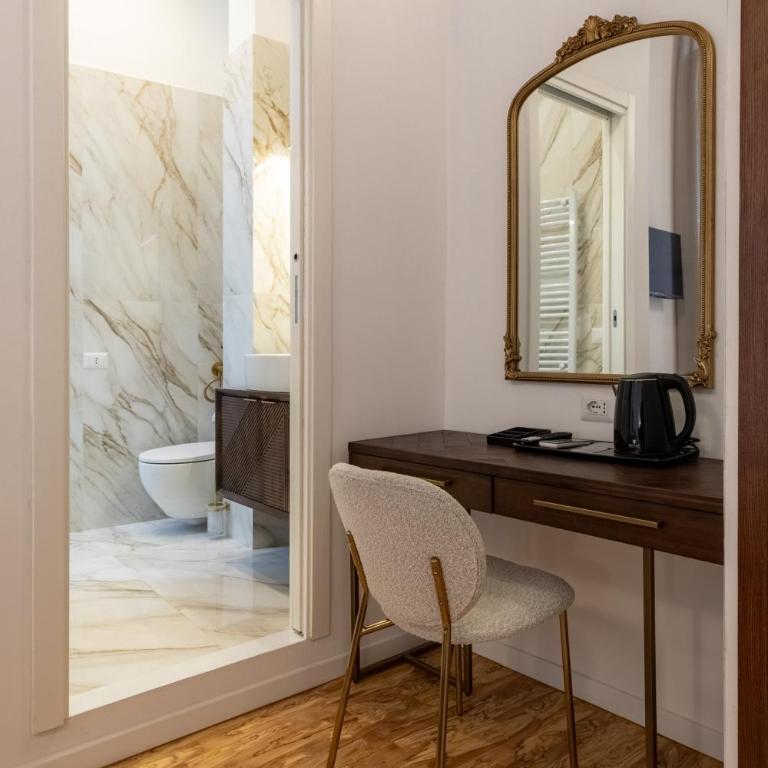 Amelie Suite Trevi - Camera King con Balcone - 16