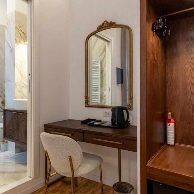 Amelie Suite Trevi - Camera King con Balcone - 14