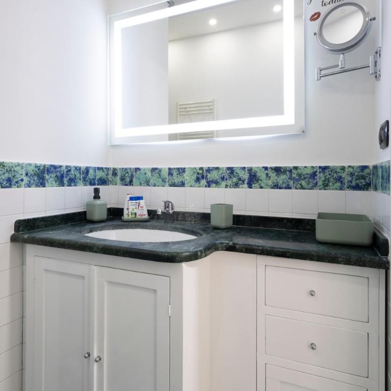 La Casa Di Alice - Two-Bedroom Apartment with Balcony - 9