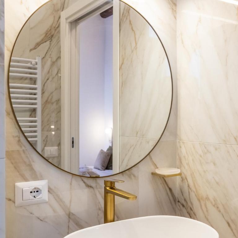 Amelie Suite Trevi - Camera King con Balcone - 33
