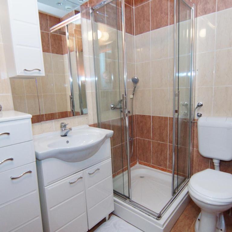 Guesthouse Villa Gaga - Apartman sa 1 Spavaćom Sobom, Terasom i Delimičnim Pogledom na More (4 Odrasle Osobe) - 3