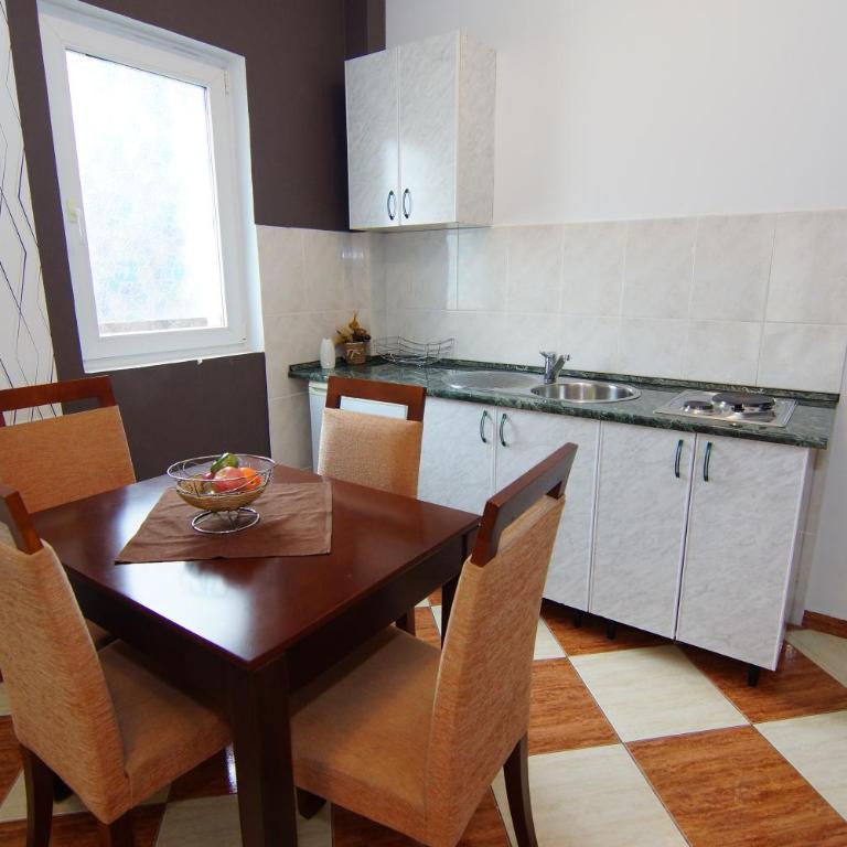 Guesthouse Villa Gaga - Apartman sa 1 Spavaćom Sobom, Terasom i Delimičnim Pogledom na More (4 Odrasle Osobe) - 10
