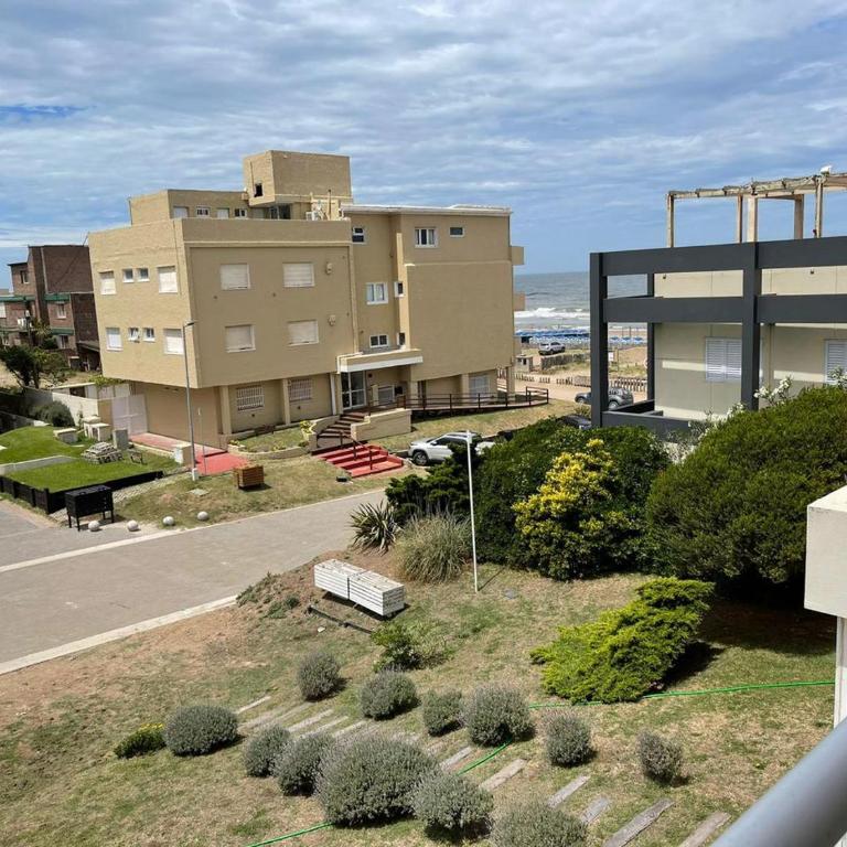 Cómodo a metros de la playa - Apartamento de 2 dormitorios con balcón y vistas al mar - 2