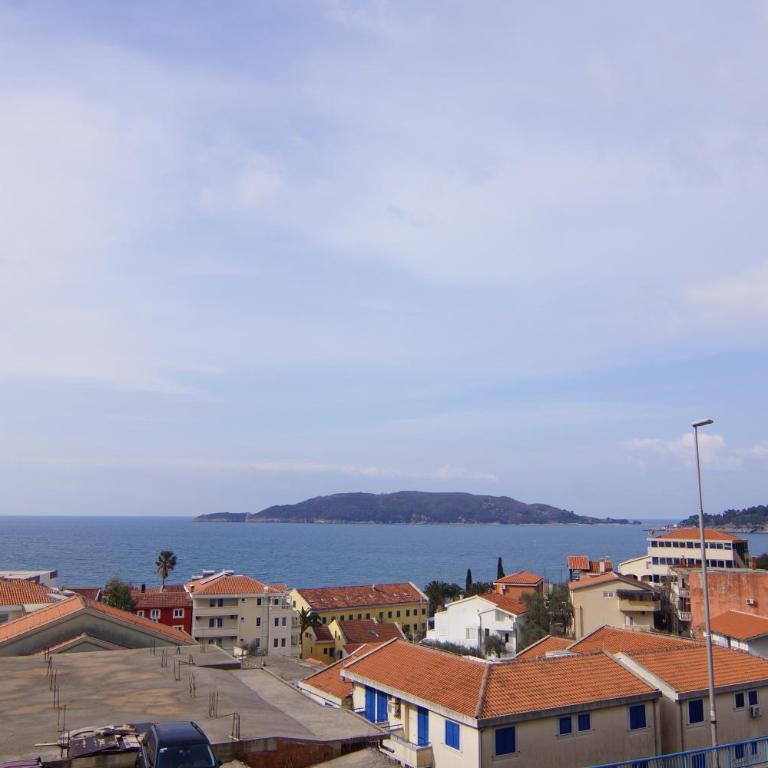Guesthouse Villa Gaga - Apartman sa 1 Spavaćom Sobom, Terasom i Delimičnim Pogledom na More (4 Odrasle Osobe) - 1