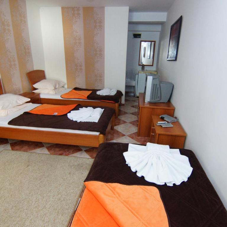 Guesthouse Villa Gaga - Trokrevetna Soba sa Terasom i Delimičnim Pogledom na More - 6