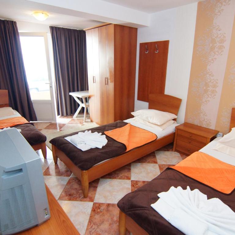 Guesthouse Villa Gaga - Trokrevetna Soba sa Terasom i Delimičnim Pogledom na More - 7