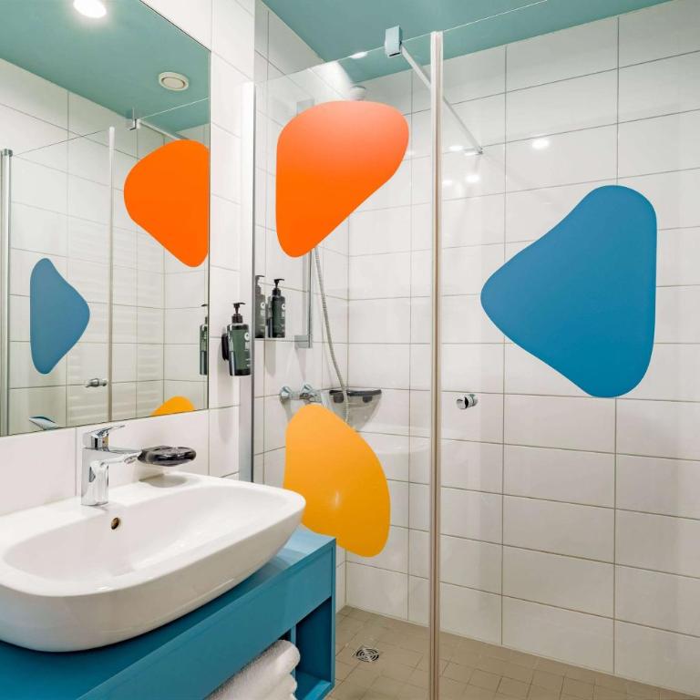 Ramada Encore by Wyndham Munich Messe - Deluxe Dreibettzimmer mit 3 Einzelbetten - 6