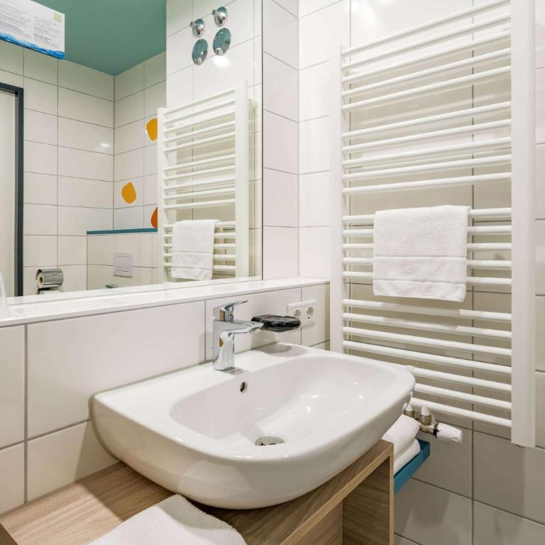 Ramada Encore by Wyndham Munich Messe - Premium Zimmer mit 1 Queensize-Bett - 8